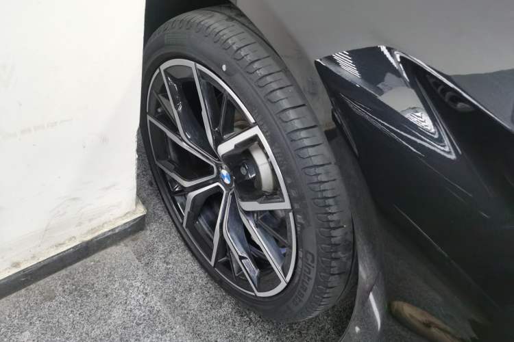 Used BMW 5 Series 2023 530Li Luxury Edition M Sport Package Left Front Wheel Hub