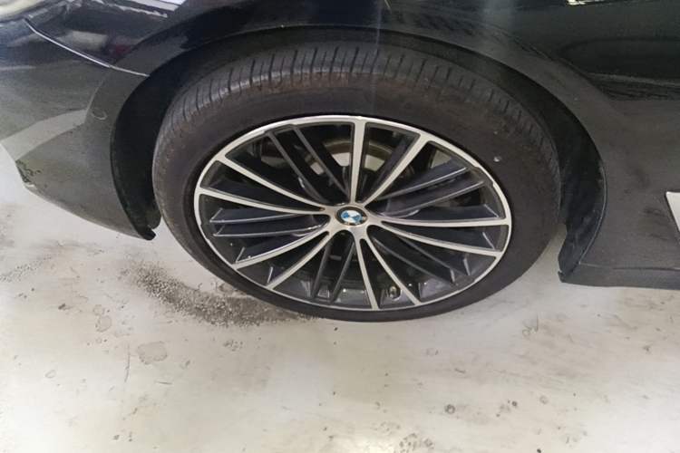 Used BMW 5 Series 2023 530Li Leading Model M Sport Package Left Front Wheel Hub