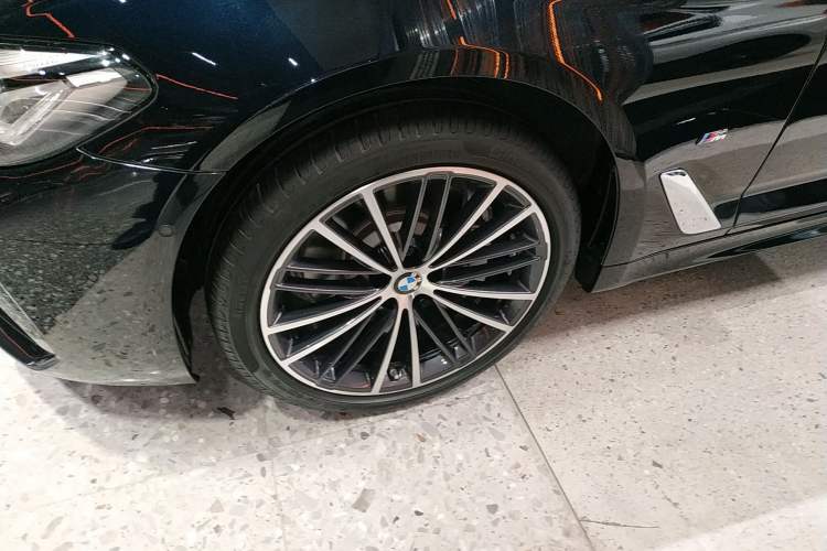 Used BMW 5 Series 2023 530Li Leading Model M Sport Package Left Front Wheel Hub