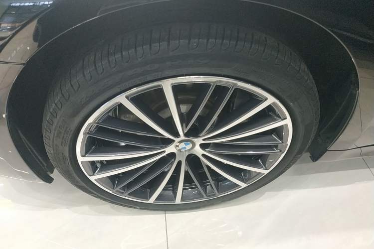 Used BMW 5 Series 2023 530Li Leading Model M Sport Package Left Front Wheel Hub