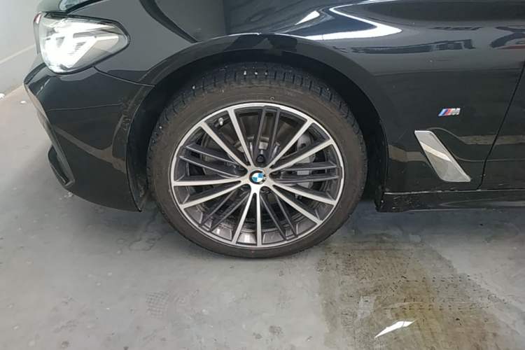 Used BMW 5 Series 2023 530Li Leading Model M Sport Package Left Front Wheel Hub