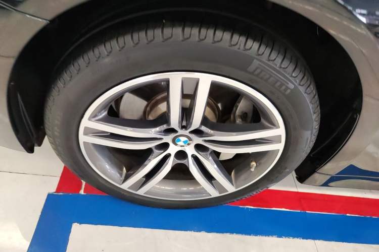 Used BMW 5 Series 2023 530Li xDrive Luxury Package Left Front Wheel Hub