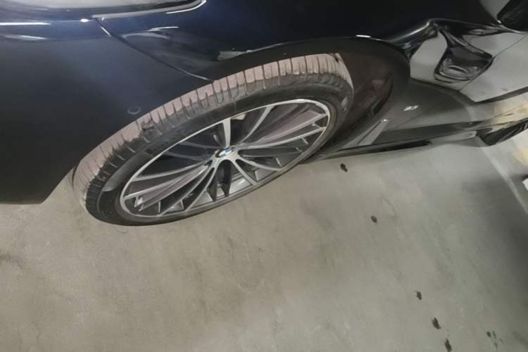 Used BMW 5 Series 2023 530Li Leading Model M Sport Package Left Front Wheel Hub