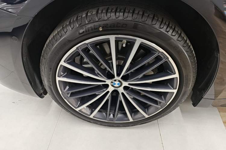 Used BMW 5 Series 2023 530Li Leading Model M Sport Package Left Front Wheel Hub