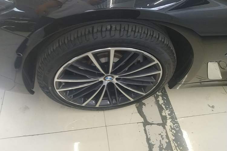 Used BMW 5 Series 2023 530Li Leading Model M Sport Package Left Front Wheel Hub