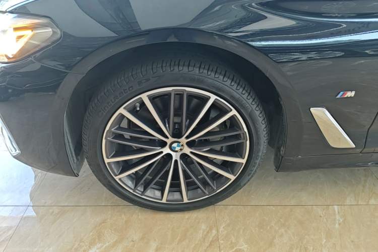 Used BMW 5 Series 2023 530Li Leading Model M Sport Package Left Front Wheel Hub