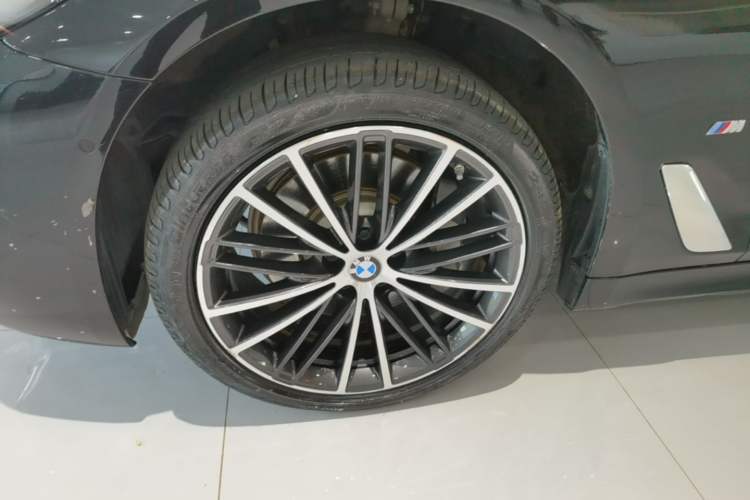Used BMW 5 Series 2023 530Li Leading Model M Sport Package Left Front Wheel Hub