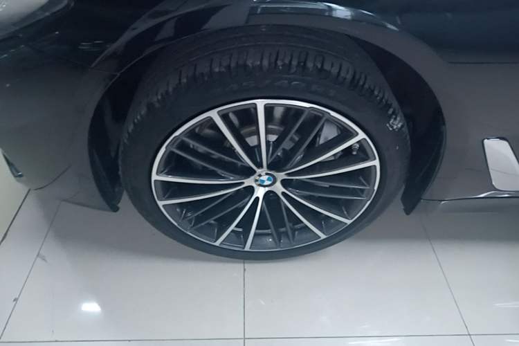 Used BMW 5 Series 2023 530Li Leading Model M Sport Package Left Front Wheel Hub