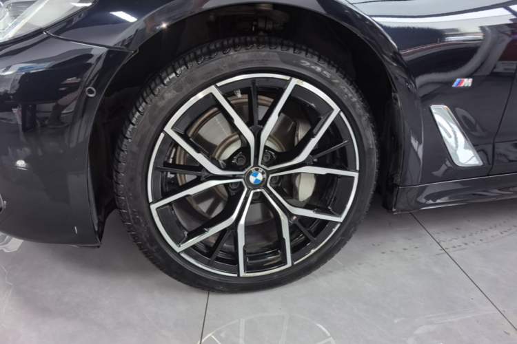 Used BMW 5 Series 2023 530Li Luxury Edition M Sport Package Left Front Wheel Hub