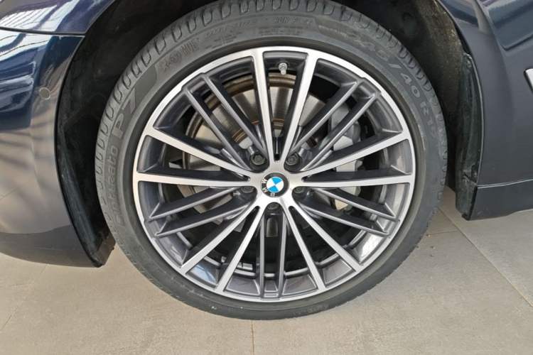 Used BMW 5 Series 2023 Restyled 530Li Leading Edition M Sport Package Left Front Wheel Hub