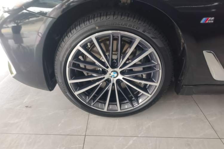 Used BMW 5 Series 2023 530Li Leading Model M Sport Package Left Front Wheel Hub