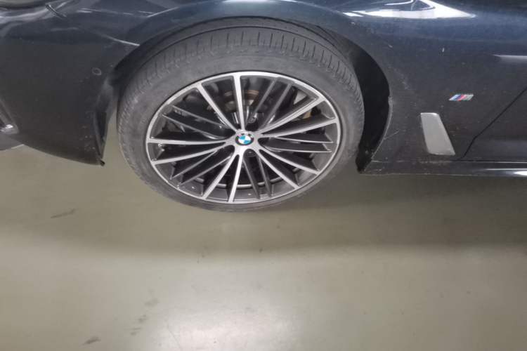 Used BMW 5 Series 2023 530Li Leading Model M Sport Package Left Front Wheel Hub