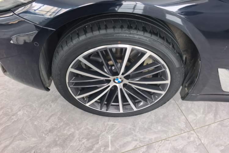 Used BMW 5 Series 2023 530Li Leading Model M Sport Package Left Front Wheel Hub