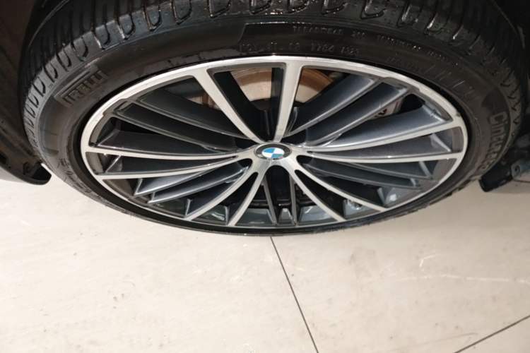 Used BMW 5 Series 2023 530Li Leading Model M Sport Package Left Front Wheel Hub