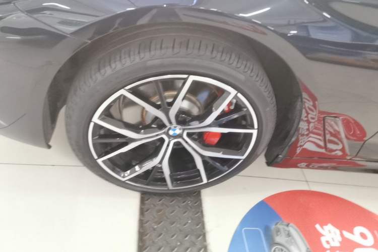 Used BMW 5 Series 2023 530Li Leading Model M Sport Package Left Front Wheel Hub