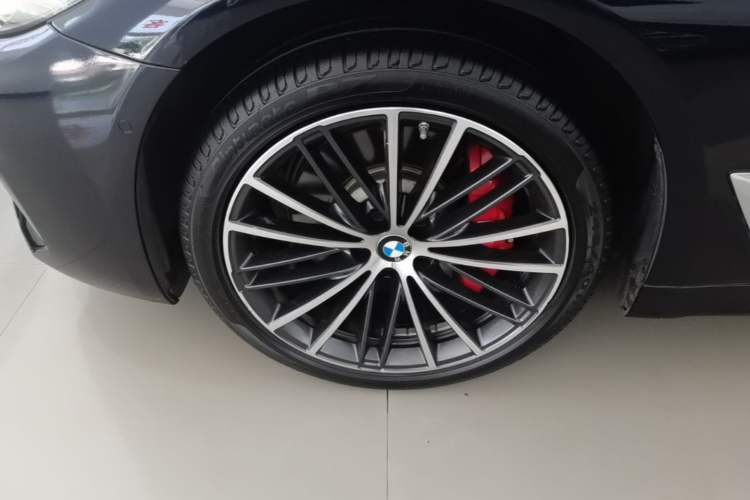 Used BMW 5 Series 2023 530Li Leading Model M Sport Package Left Front Wheel Hub