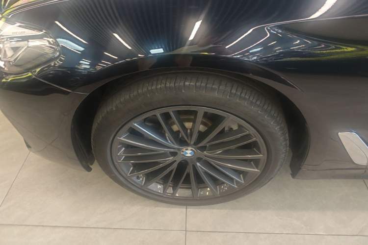Used BMW 5 Series 2023 530Li Leading Model M Sport Package Left Front Wheel Hub