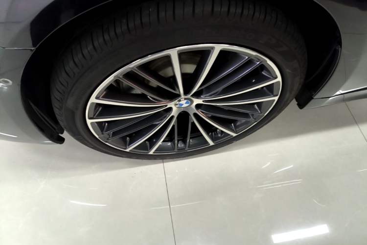 Used BMW 5 Series 2023 530Li Leading Model M Sport Package Left Front Wheel Hub