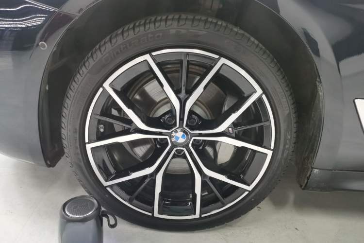 Used BMW 5 Series 2023 530Li Luxury Edition M Sport Package Left Front Wheel Hub