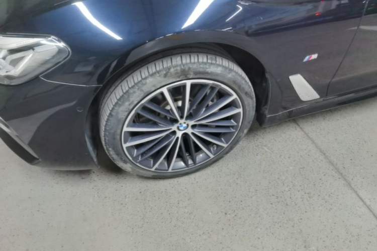 Used BMW 5 Series 2023 530Li Leading Model M Sport Package Left Front Wheel Hub