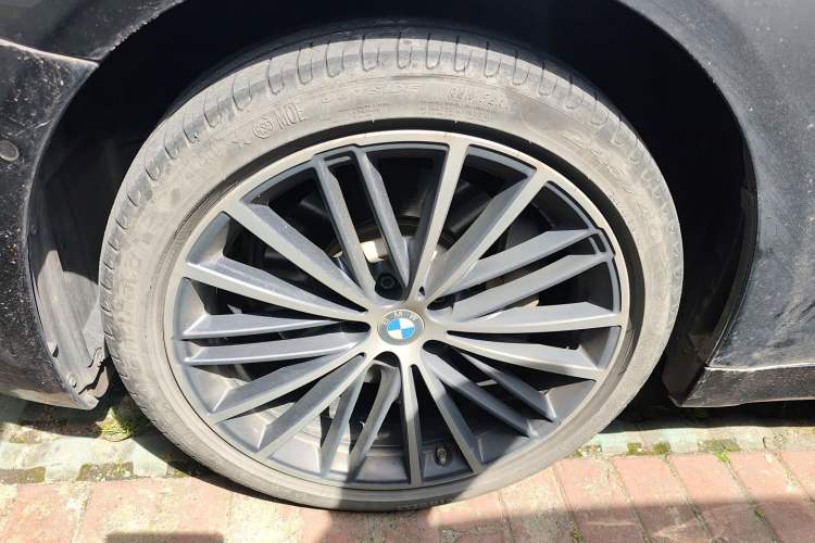 Used BMW 5 Series 2023 530Li Leading Model M Sport Package Left Front Wheel Hub