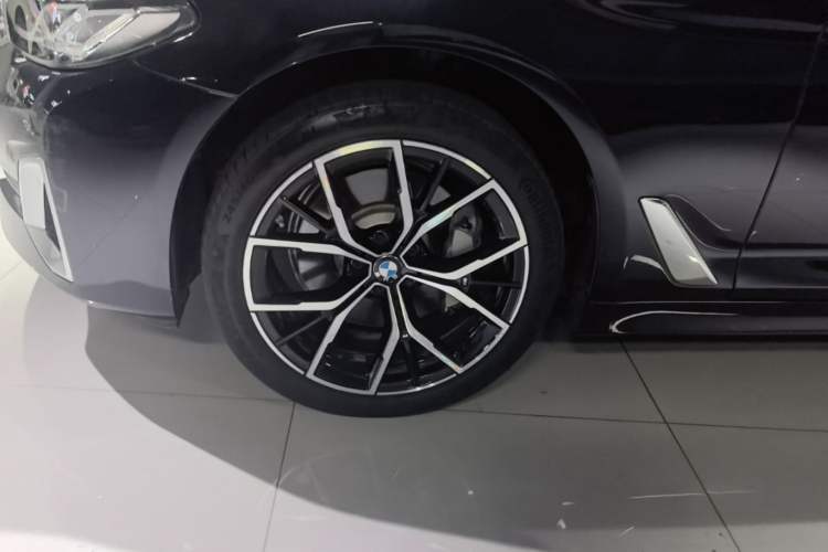 Used BMW 5 Series 2023 530Li Leading Edition Luxury Package Left Front Wheel Hub