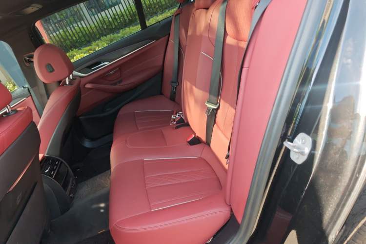 Used BMW 5 Series 2023 Restyled 530Li Leading Edition M Sport Package Left Rear Seat