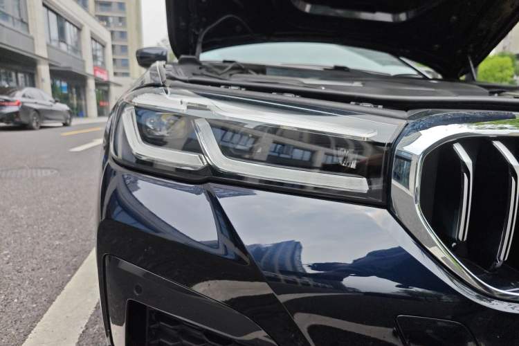 Used BMW 5 Series 2023 530Li Luxury Edition M Sport Package Right Front Headlight