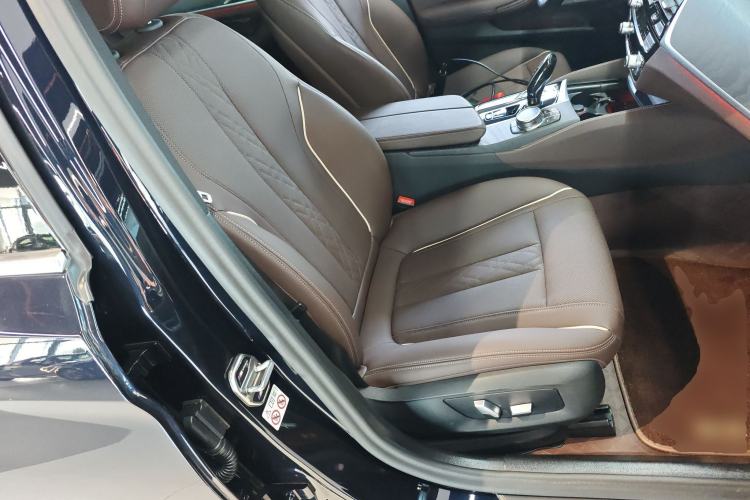 Used BMW 5 Series 2023 530Li Leading Model M Sport Package Right Front Seat