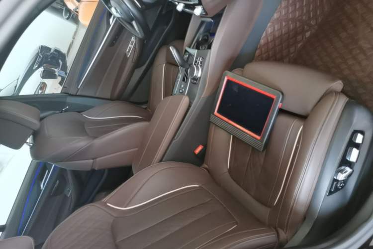 Used BMW 5 Series 2023 530Li Luxury Edition M Sport Package Right Front Seat