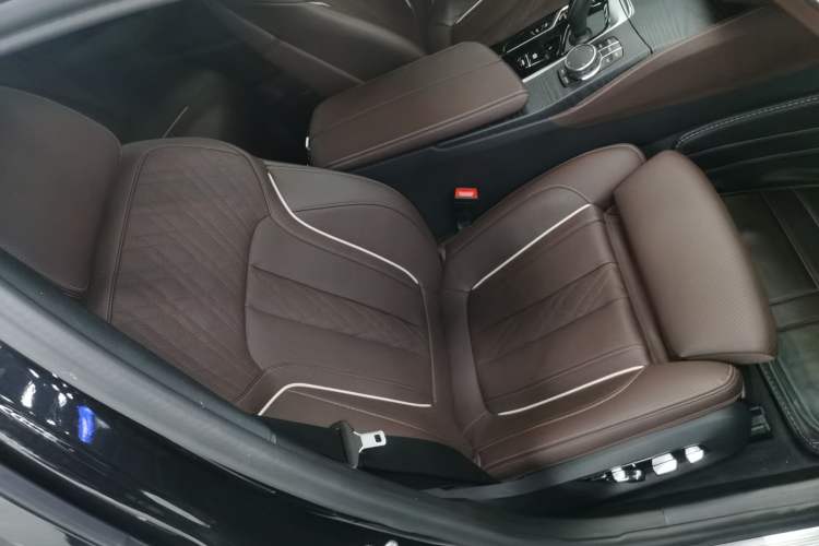 Used BMW 5 Series 2023 530Li Luxury Edition M Sport Package Right Front Seat