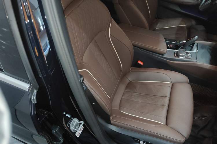 Used BMW 5 Series 2023 530Li Luxury Edition M Sport Package Right Front Seat