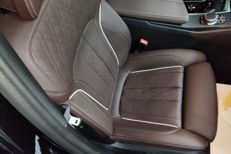 Used BMW 5 Series 2023 Restyled 530Li Luxury Edition M Sport Package Right Front Seat