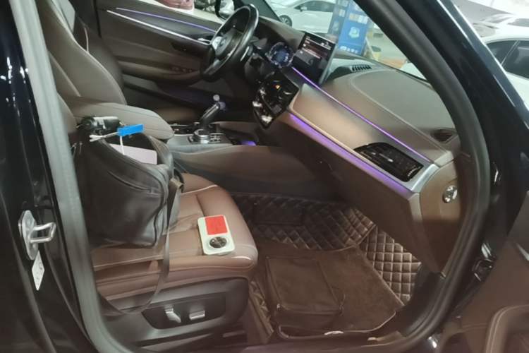 Used BMW 5 Series 2023 530Li Leading Model M Sport Package Right Front Seat