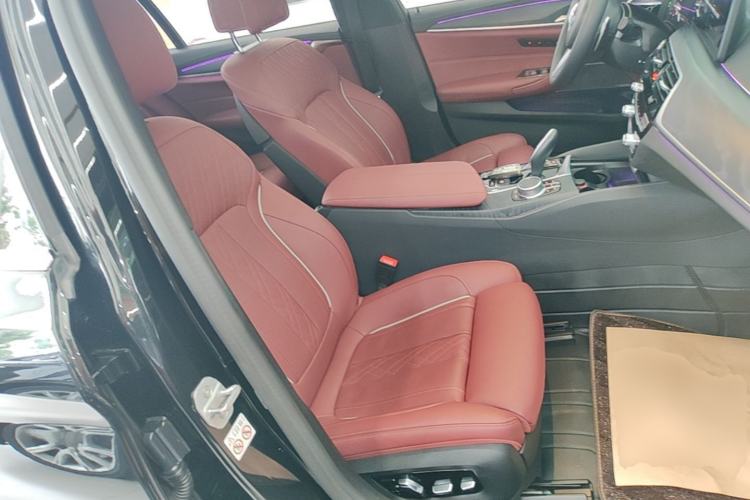 Used BMW 5 Series 2023 530Li Luxury Edition M Sport Package Right Front Seat