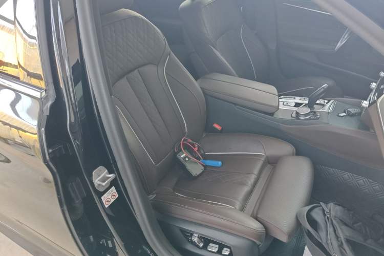 Used BMW 5 Series 2023 530Li Luxury Edition M Sport Package Right Front Seat
