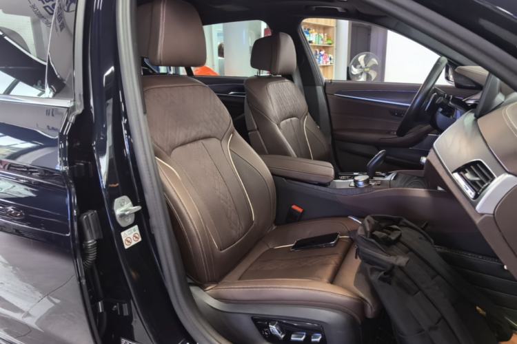Used BMW 5 Series 2023 530Li Luxury Edition M Sport Package Right Front Seat