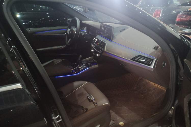 Used BMW 5 Series 2023 Restyled 530Li Leading Edition M Sport Package Right Front Seat