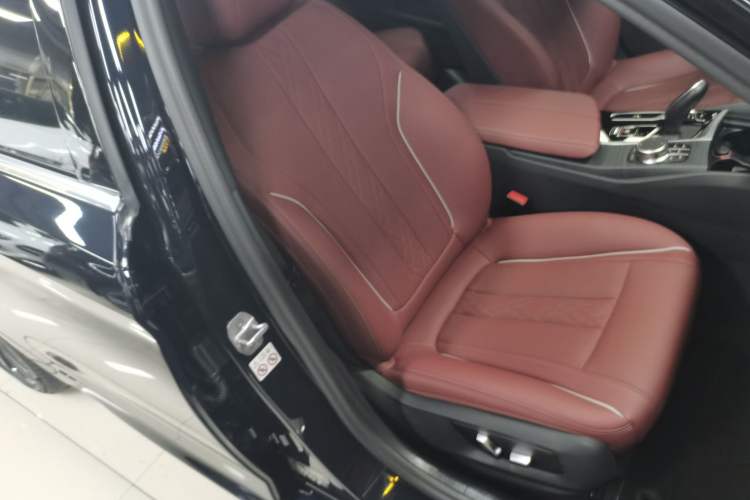 Used BMW 5 Series 2023 Restyled 530Li Leading Edition M Sport Package Right Front Seat