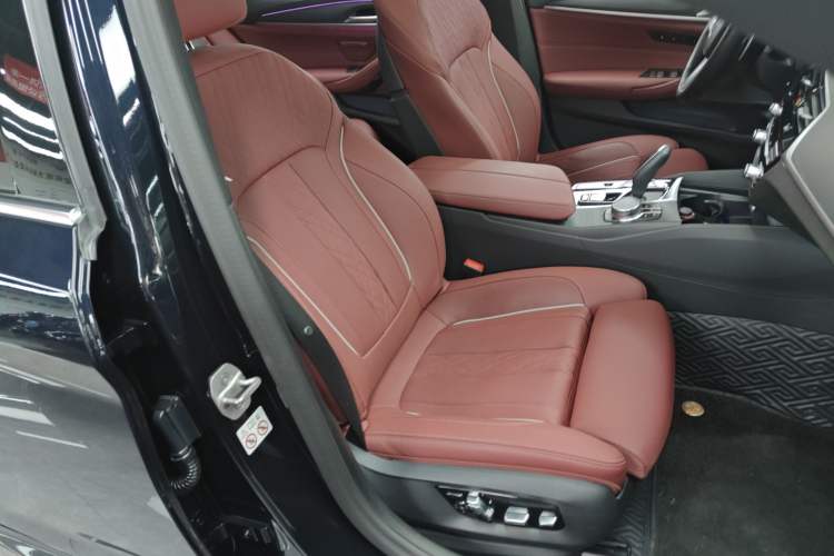 Used BMW 5 Series 2023 530Li Luxury Edition M Sport Package Right Front Seat