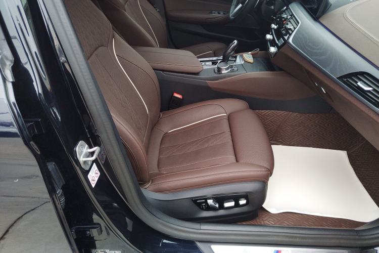 Used BMW 5 Series 2023 530Li Luxury Edition M Sport Package Right Front Seat