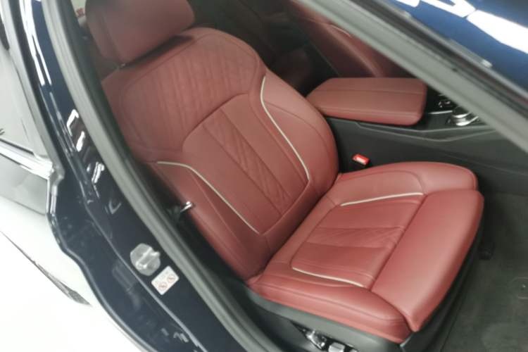 Used BMW 5 Series 2023 530Li Luxury Edition M Sport Package Right Front Seat