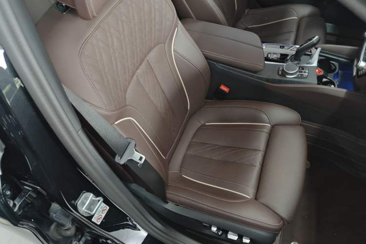 Used BMW 5 Series 2023 530Li Luxury Edition M Sport Package Right Front Seat