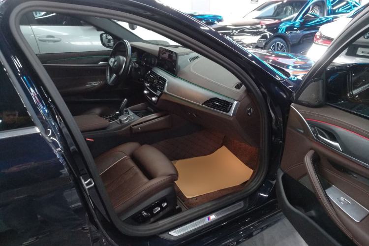 Used BMW 5 Series 2023 530Li Luxury Edition M Sport Package Right Front Seat