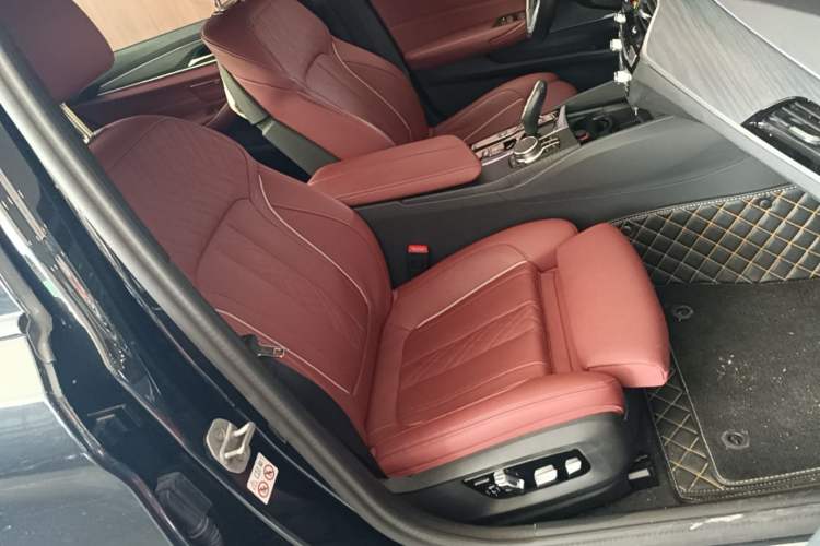 Used BMW 5 Series 2023 530Li Luxury Edition M Sport Package Right Front Seat