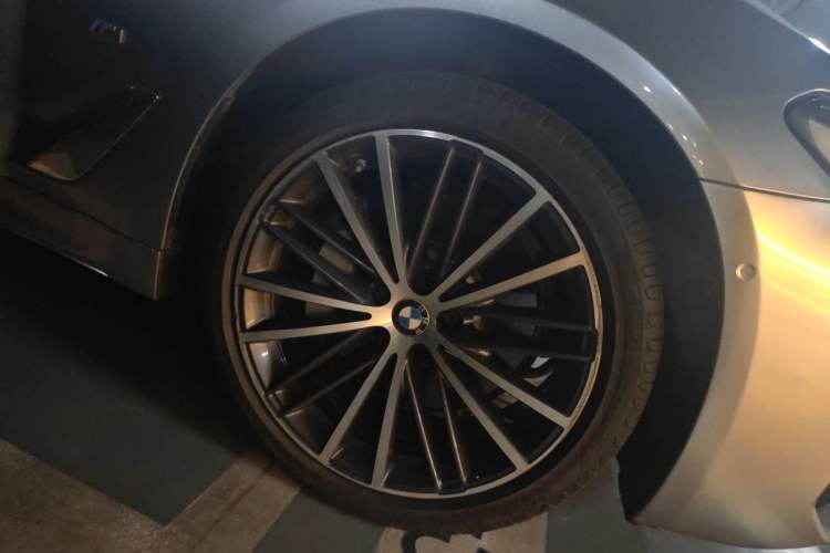 Used BMW 5 Series 2023 530Li Leading Model M Sport Package Right Front Wheel Hub