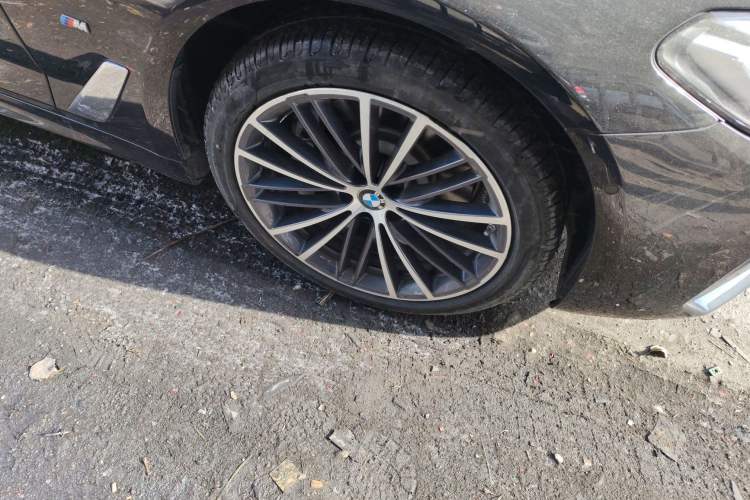 Used BMW 5 Series 2023 530Li Leading Model M Sport Package Right Front Wheel Hub