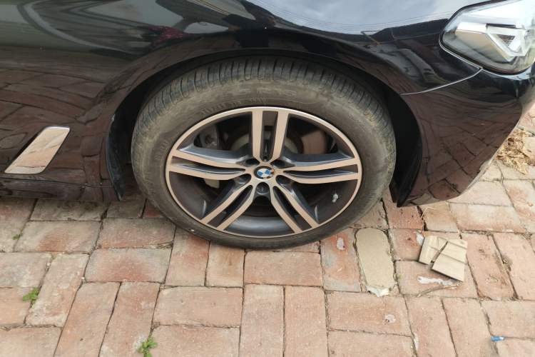 Used BMW 5 Series 2023 530Li Leading Edition Luxury Package Right Front Wheel Hub