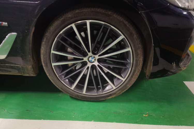 Used BMW 5 Series 2023 530Li Leading Model M Sport Package Right Front Wheel Hub