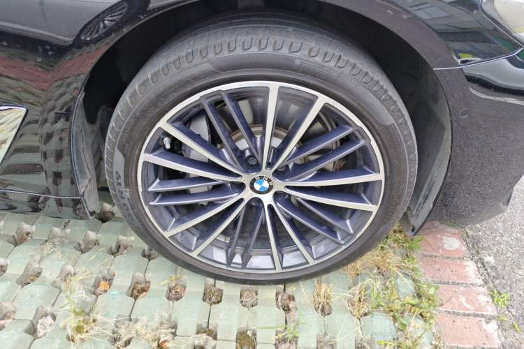 Used BMW 5 Series 2023 530Li Leading Model M Sport Package Right Front Wheel Hub